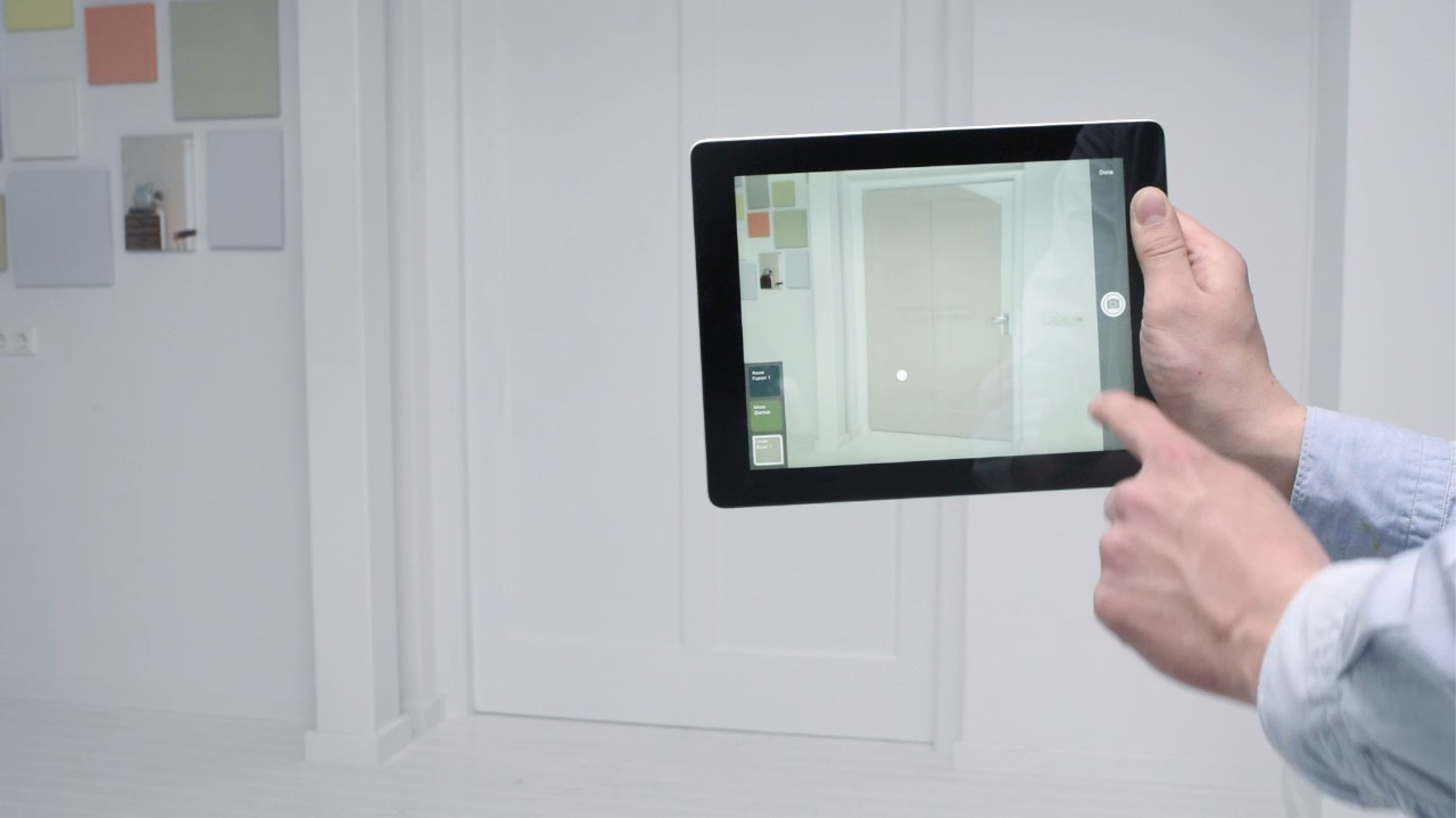 Pasirinkite spalvą naudodami „Sadolin Visualizer“ Jums tereikia savo telefoną su kamera arba planšetinį kompiuterį nukreipti į norimą dažyti sieną, pasirinkti norimas išbandyti spalvas ir bakstelėti sienas, kurias norite dažyti.