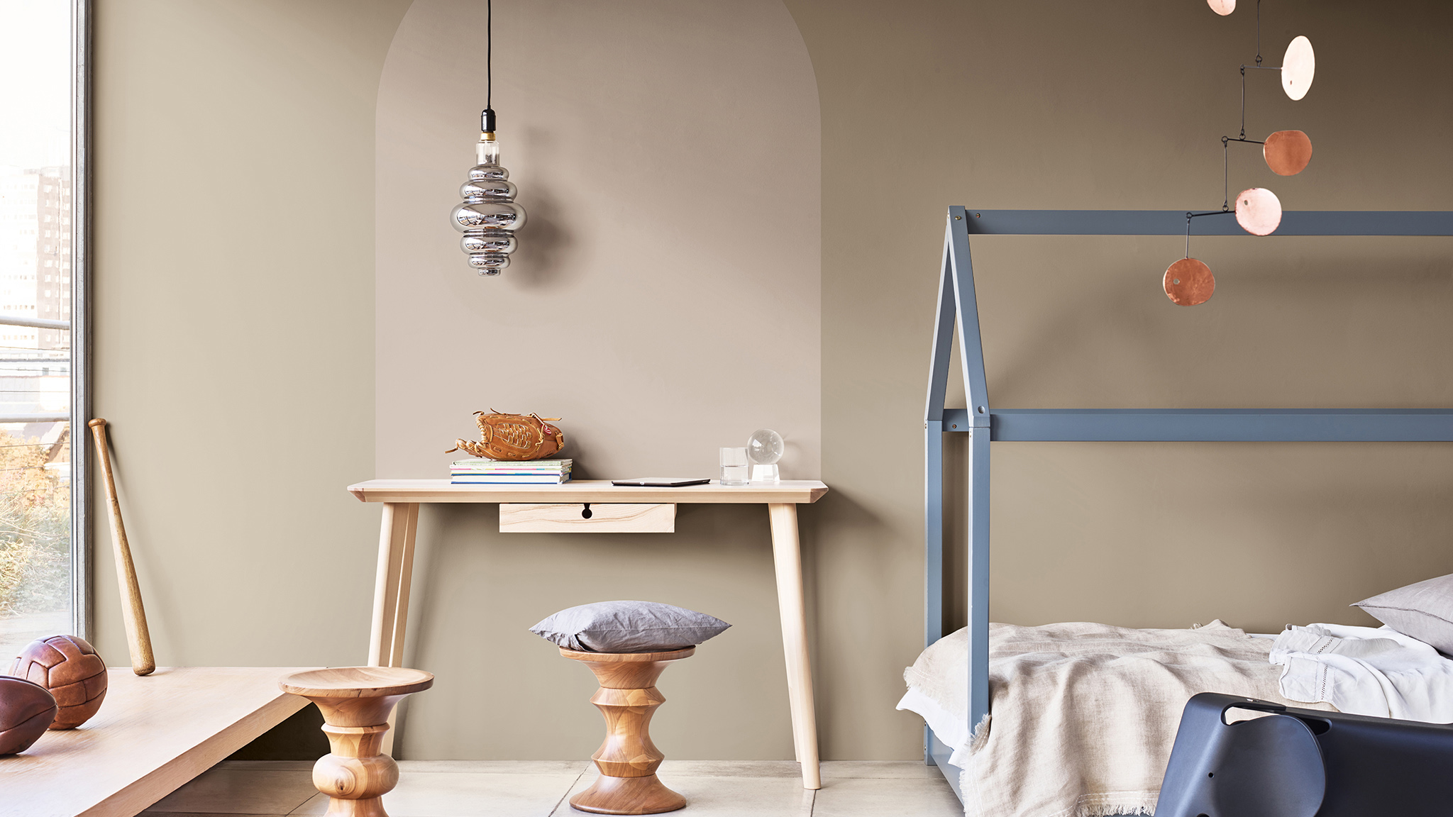Painted arch above desk with child’s bed Sadolin_CF21_kaip-išdažyti_arką_vaikų kambaryje_Lietuva_1