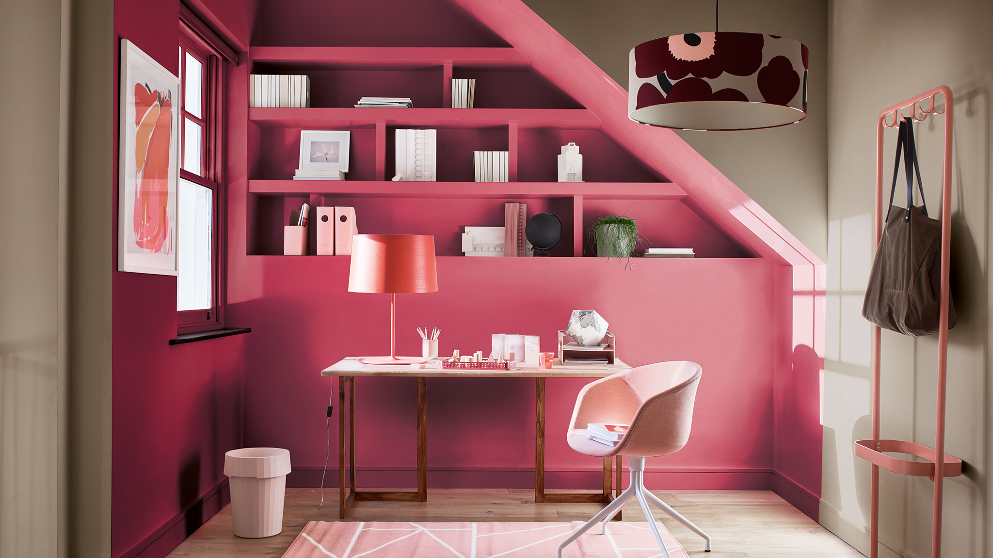Ryškiai rožinis tyrimas, įrėmintas kontrastingomis sienomis, nudažytomis neutraliu atspalviu „Dulux_CF21_Color_of_2021_Expressive_colors_global_4“
