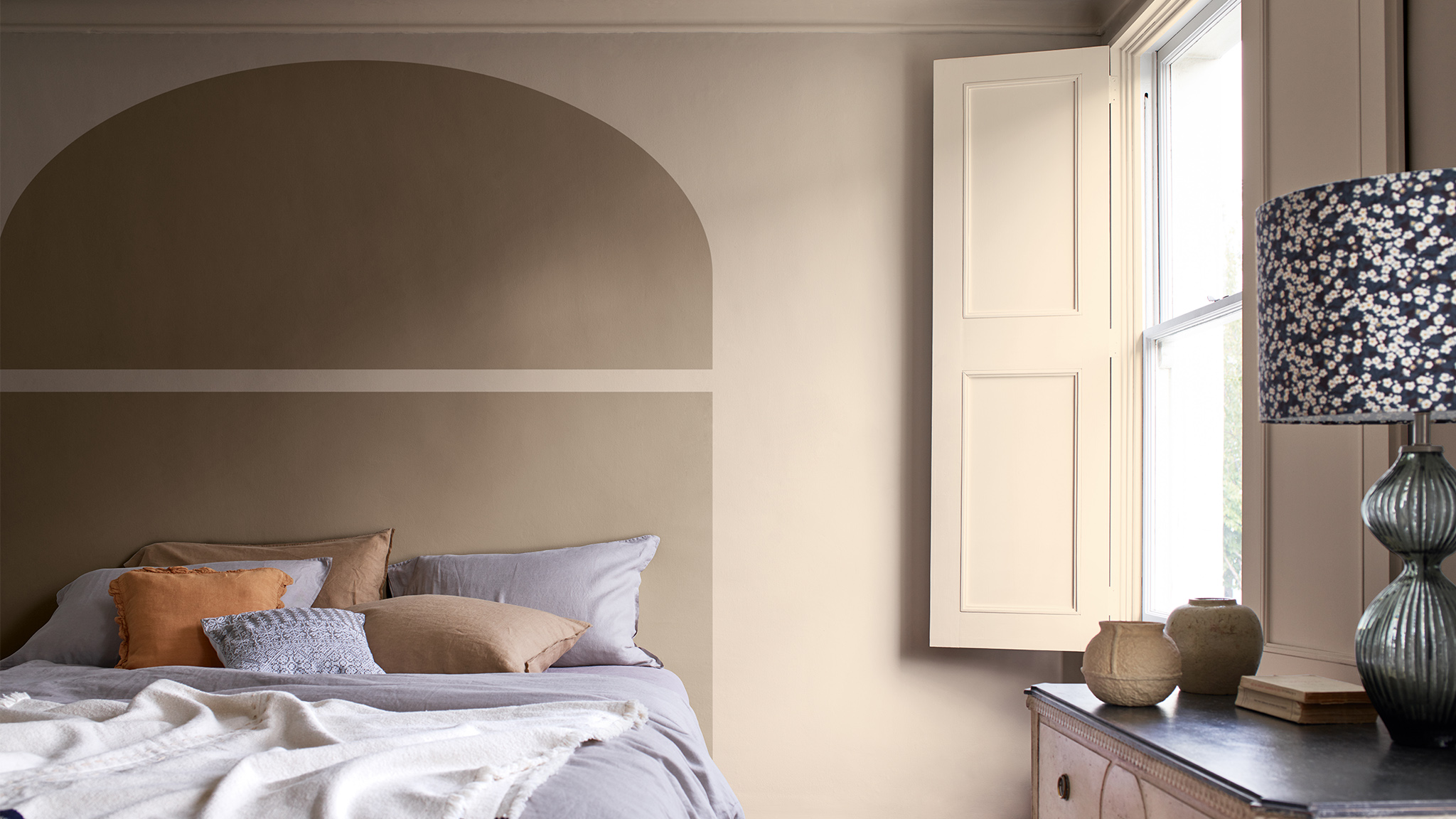 Split painted arch behind bed with window and shutters Sadolin_CF21_kaip_išdažyti_arką_miegamajame_Lietuva_3