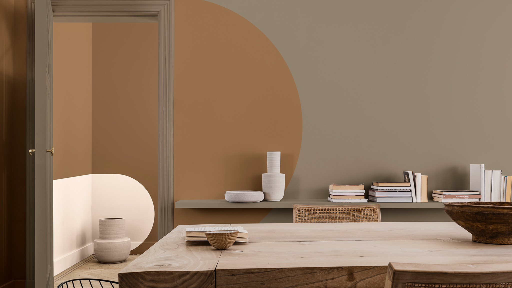Cream and brown curves on wall with dining table and chairs in front Sadolin_CF21_kaip_išdažyti_arką_svetainėje_Lietuva_4