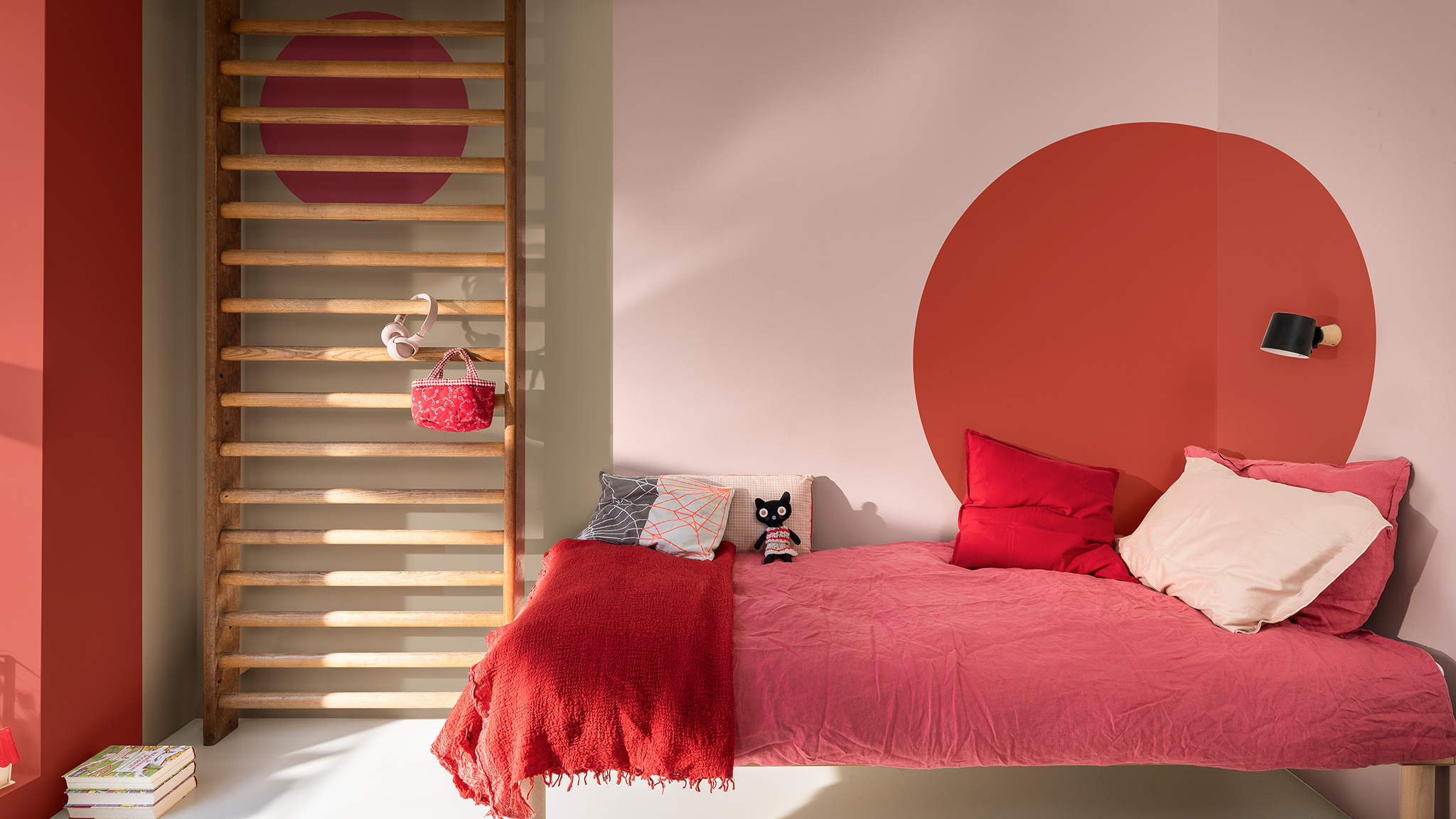 Raudoni apskritimai ant pastelinių rožinių sienų su neutraliais akcentais „Dulux_CF21_Colour_of_the_year_Expressive_colors_global_1“