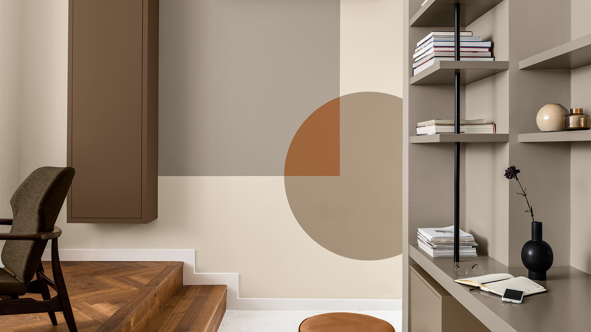Tyrimas su kvadratu ir apskritimu, nutapytu ant sienos skirtingomis žemiškomis spalvomis „Dulux_CF21_Color_of_the_Year_Trust_colors_global_4“