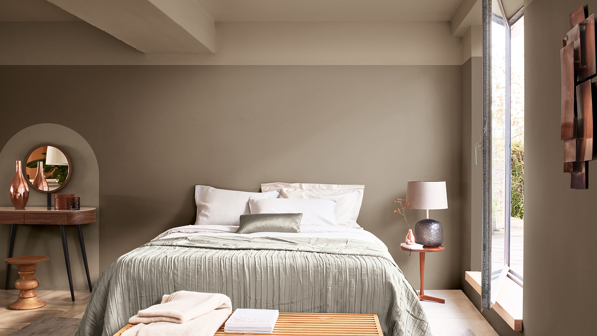 Miegamasis dažytas aukšta plyšta siena ir arka, įrėminančia tualetinį stalą „Dulux_CF21_Colour_of_the_Year_Trust_colors_global_1“