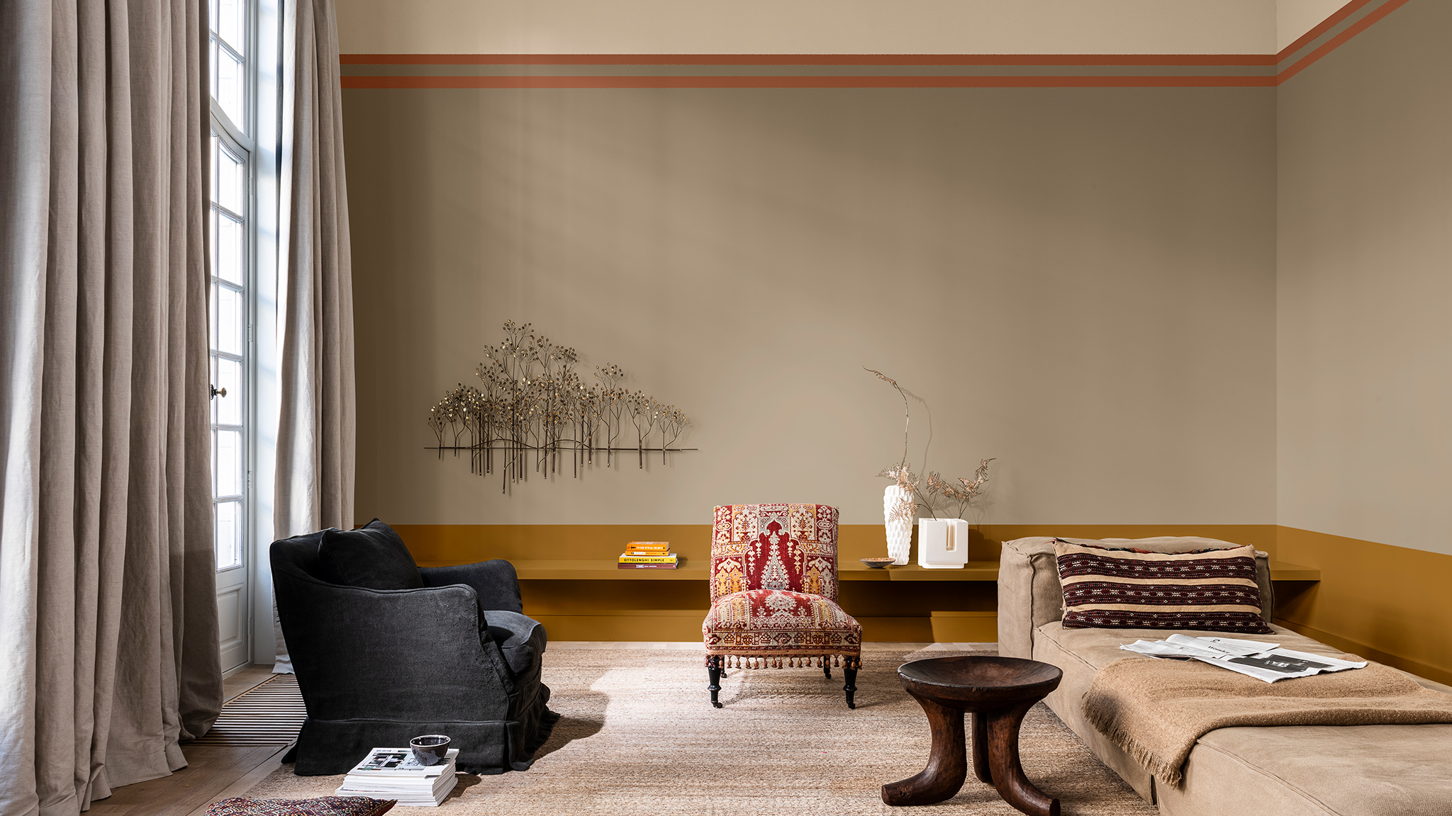 „Brave Ground“ tapyba svetainė su auksine žemo horizonto linija ir kremine aukšto plyšio siena „Dulux_CF21_Colour_of_the_year_Timeless_colors_global_1“