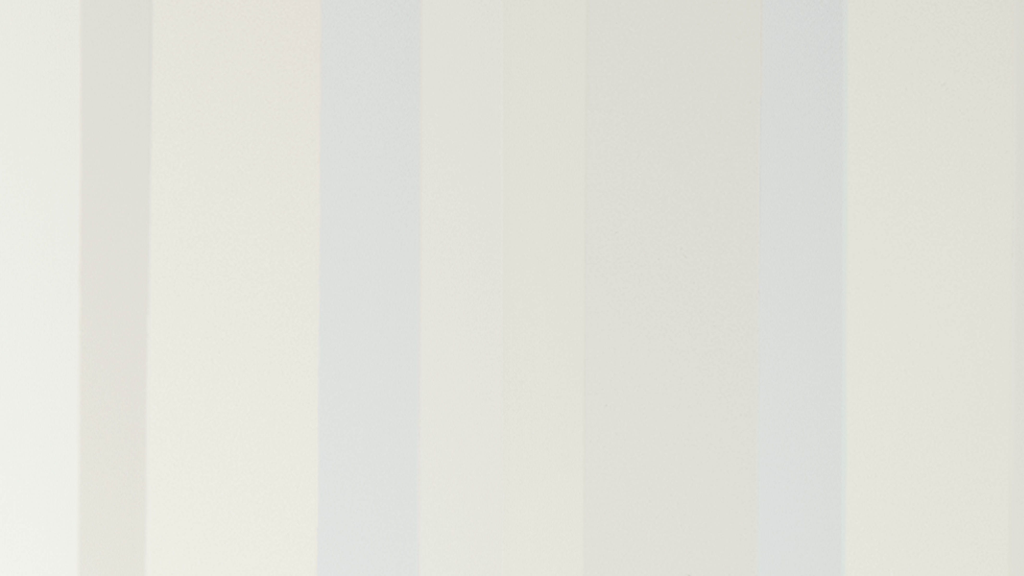 Juostomis nudažytos sienos Tokie vertikalūs dryžiai palei jūsų vaiko lovelę atrodys išties stilingai, ypač pasirinkus šiltus neutralius arba pastelinius atspalvius.