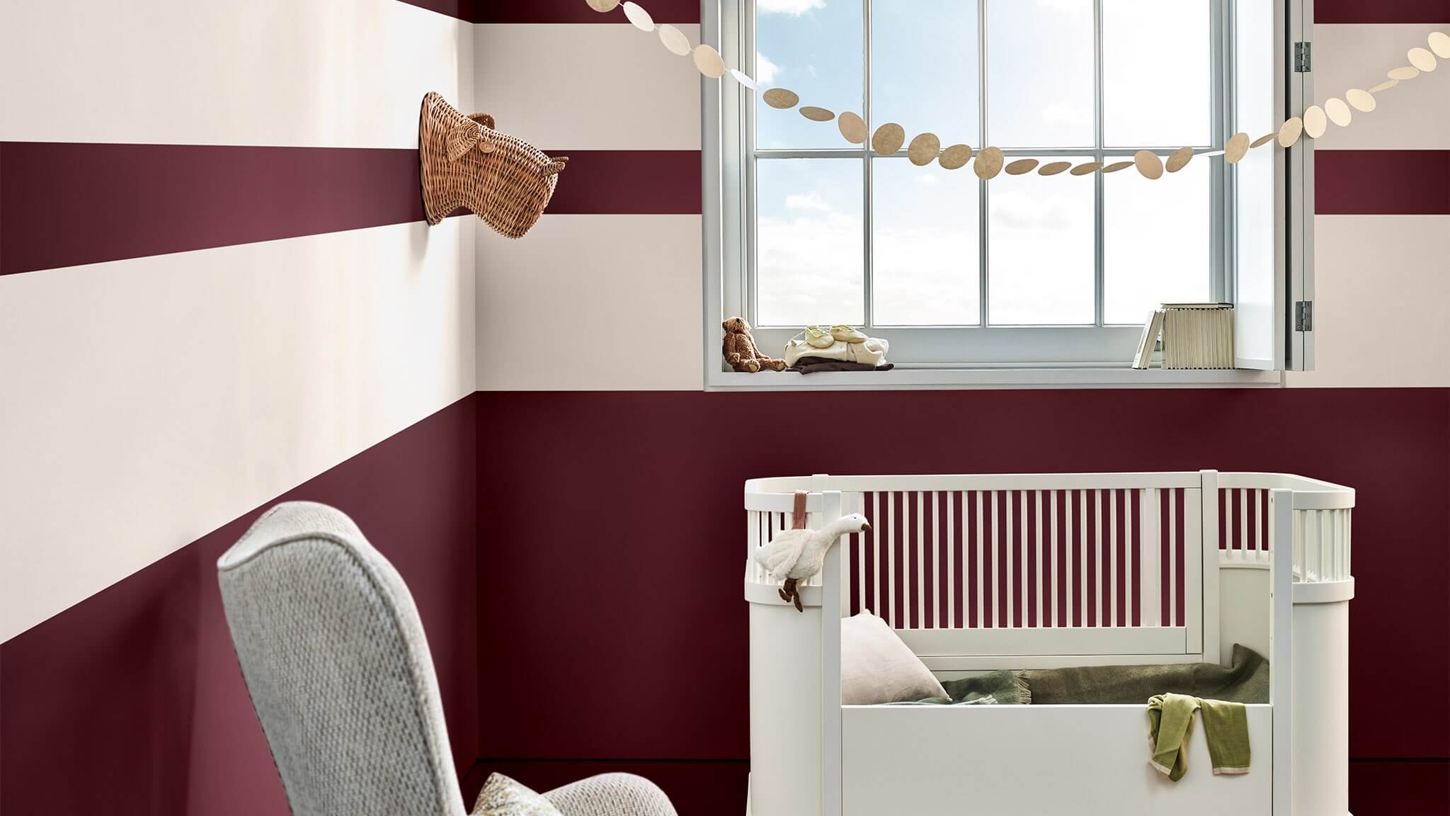 Kūrybiškas vaiko kambarys, naudojant vyšnines ir kremines juostas cf20_creative_kids_room