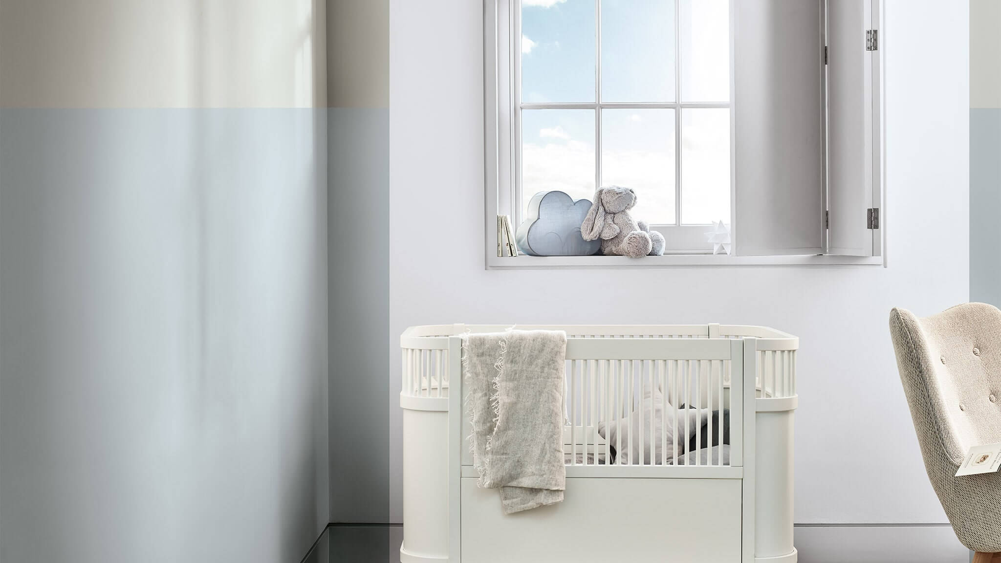 Ryškus vaiko kambarys, naudojant sodrią oranžinę, mėlyną ir „Tranquil Dawn” spalvą cf20_bright_kids_room