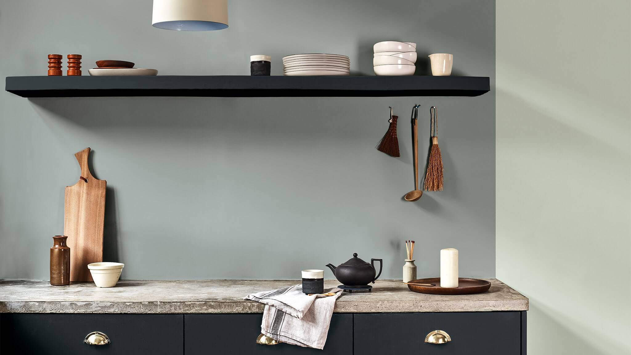 Minimalistinė pilka ir žalia virtuvė cf20_minimal_kitchen