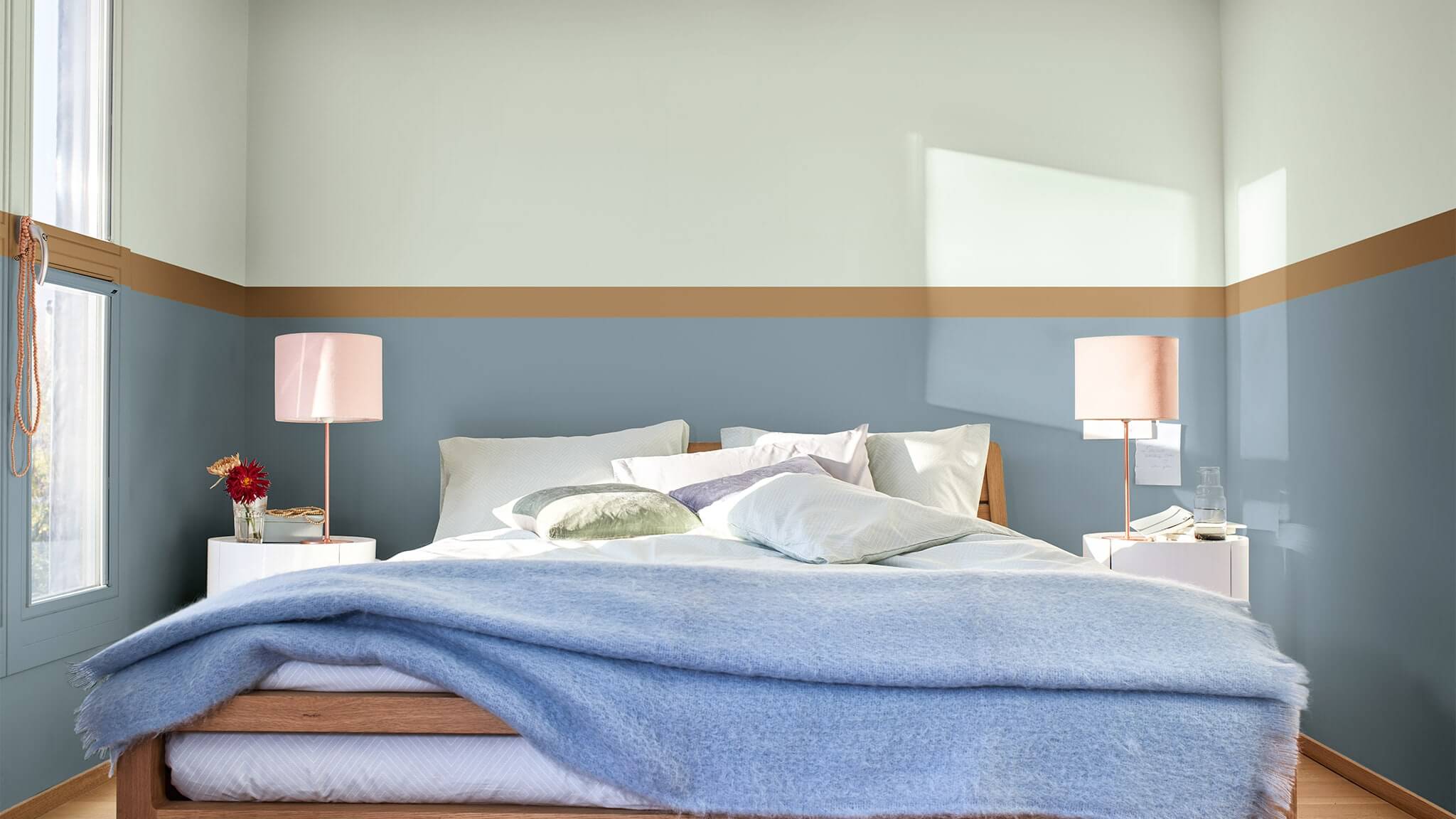 Atpalaiduojantis miegamasis su mėlynos ir žalios spalvos siena ir ochros briauna cf20_two-tone_room_4