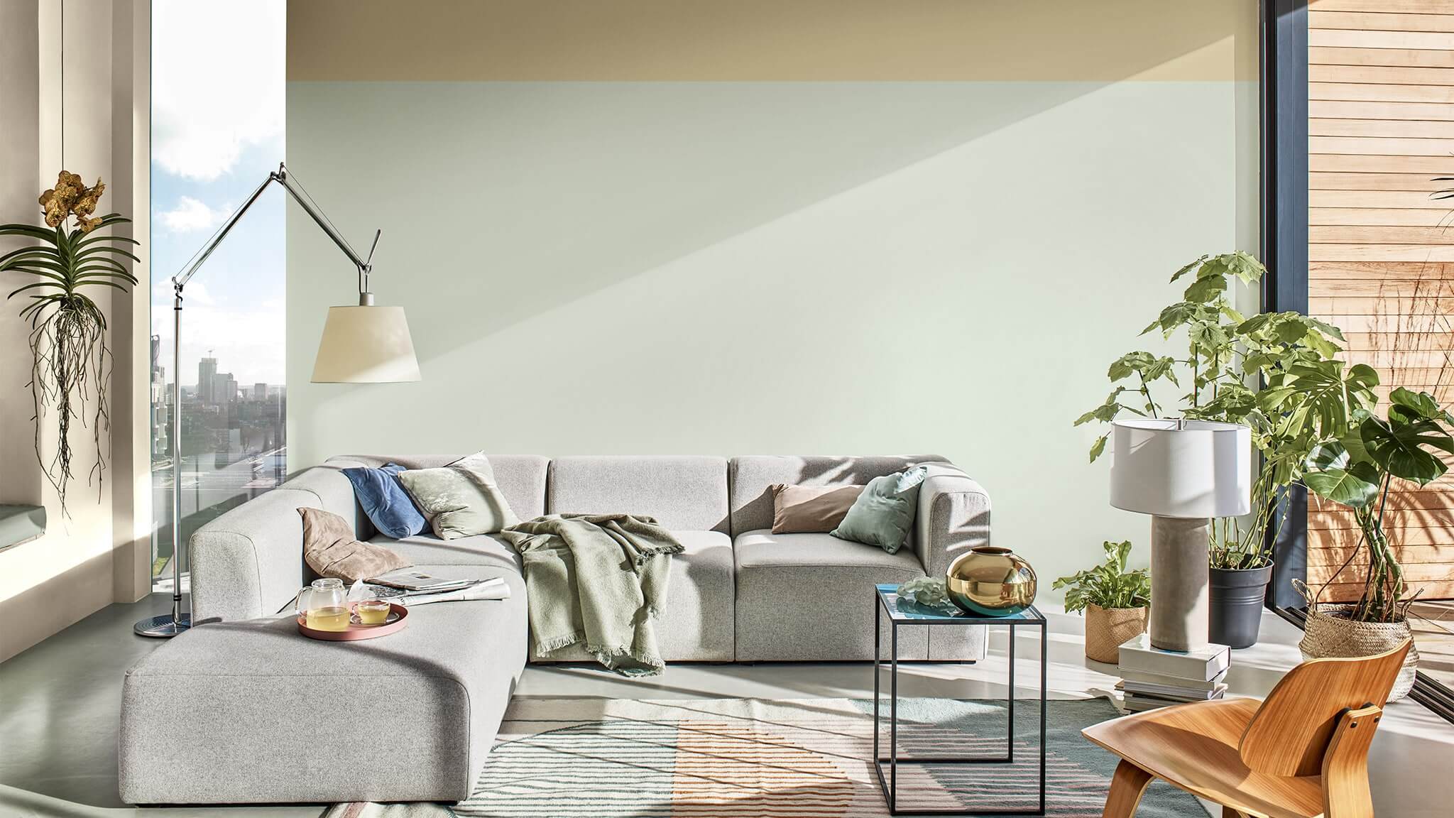 Atpalaiduojanti svetainė su dvispalve „Tranquil Dawn“ spalvos siena cf20_two-tone_room_2