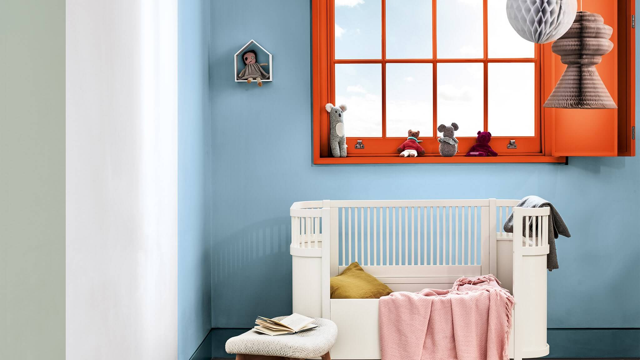 Ryškus vaiko kambarys, naudojant sodrią oranžinę, mėlyną ir „Tranquil Dawn” spalvą cf20_bright_kids_room