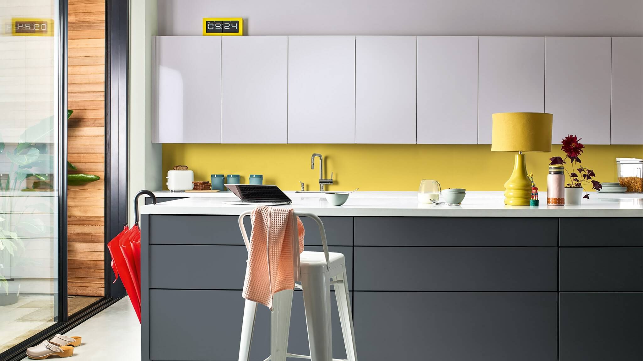 Įvairiaspalvė virtuvė su „Sadolin“ 2020 metų spalva „Tranquil Dawn“ cf20_color_of_the_year_2020_kitchen
