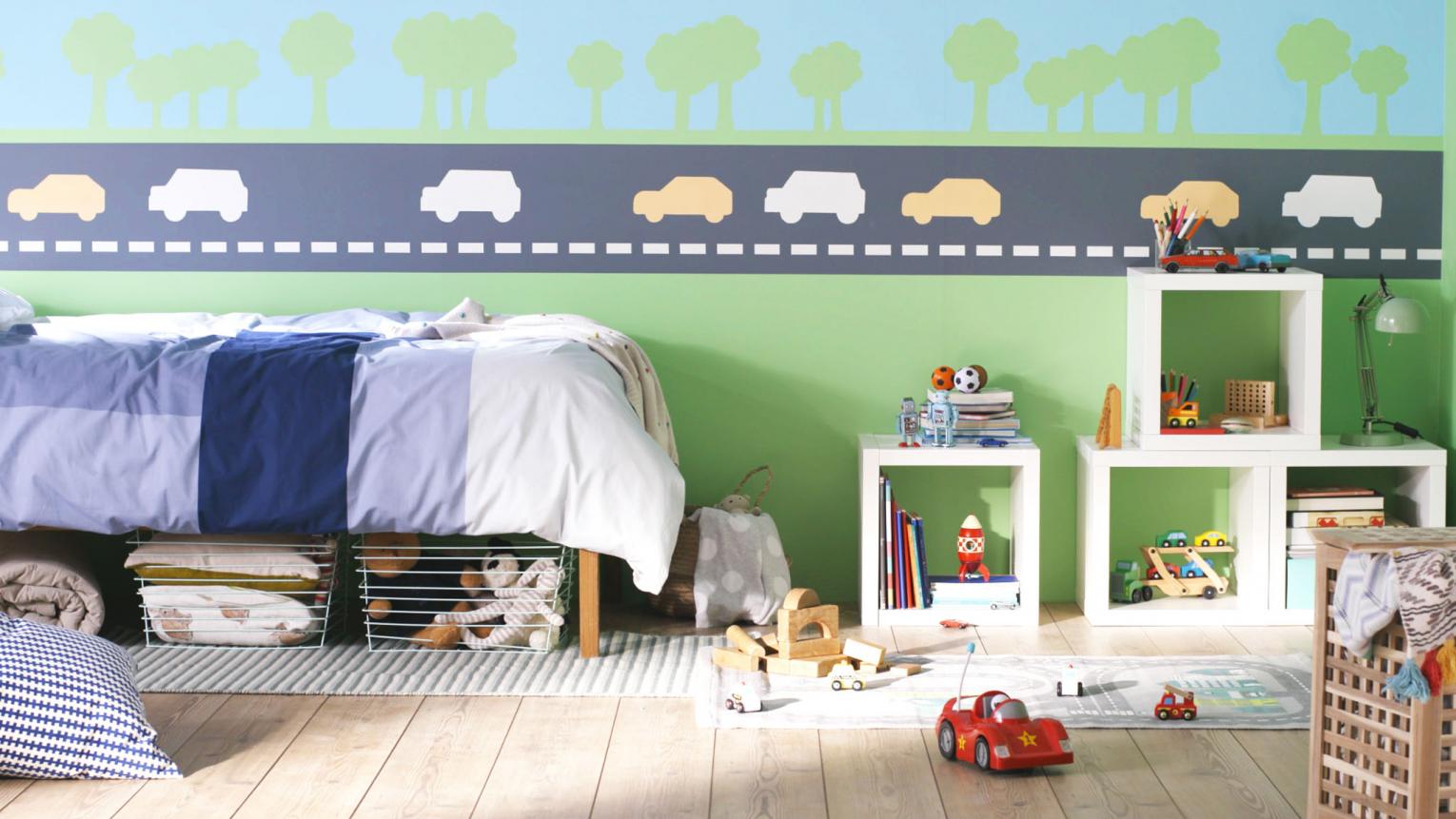 07.1 Berniuko kambarys automobilių tema Sukurkite berniuko miegamąjį automobilių tema, pasitelkę dryžius ir trafaretus