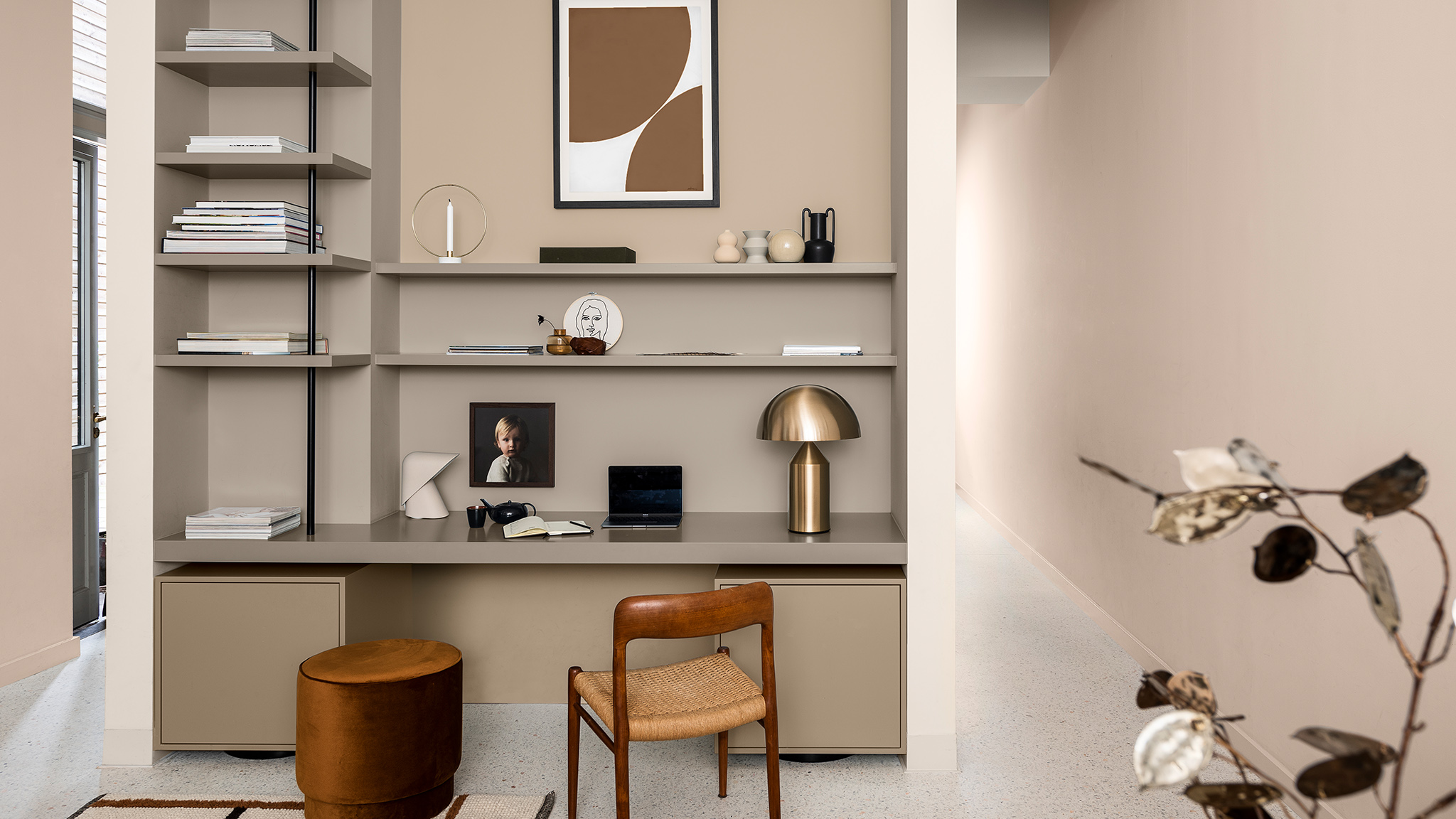 Clay-colored shelves with wooden chair and metallic lamp Sadolin_CF21_2021_metų_spalva_Patikimos_spalvos_Lietuva_3