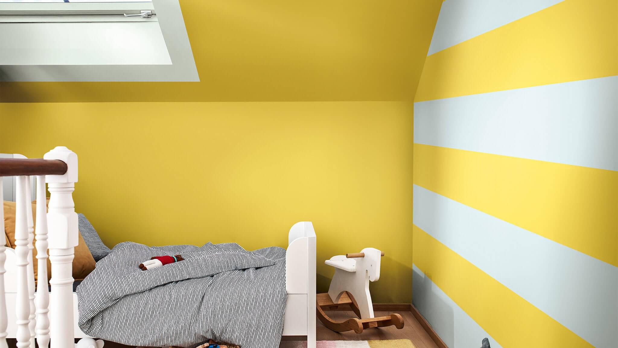 Vaikų kambarys su ryškiaspalve palete ir energiją skleidžiančiomis juostomis cf20_play_color_palette_kids_room